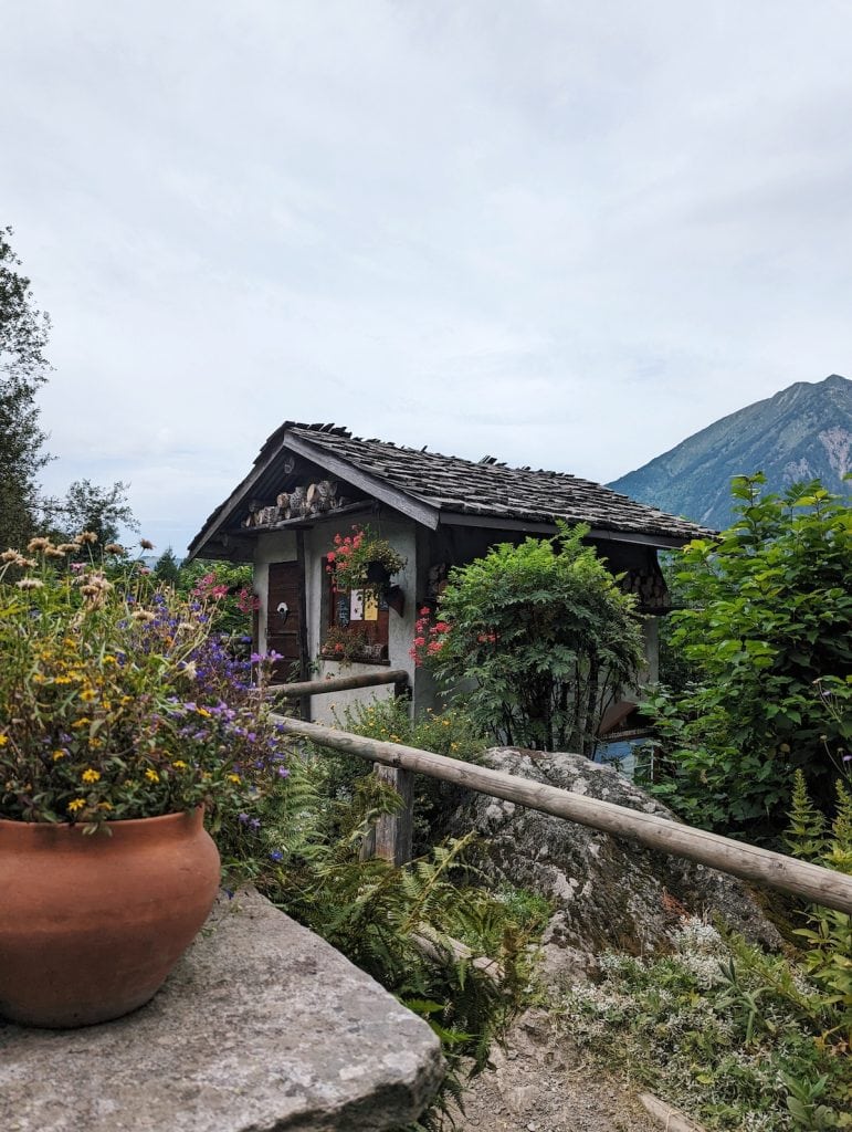 A cute shed near the Cascade du Dard buvette