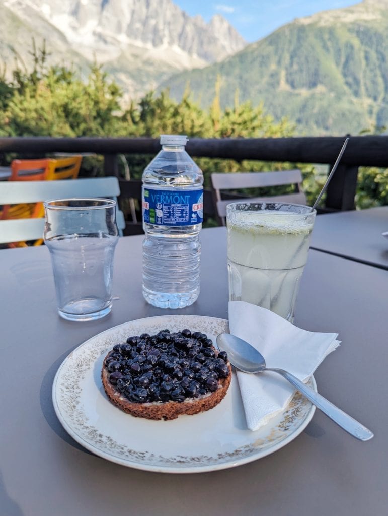 Blueberry tart and ginger ale at Chalet de la Floria