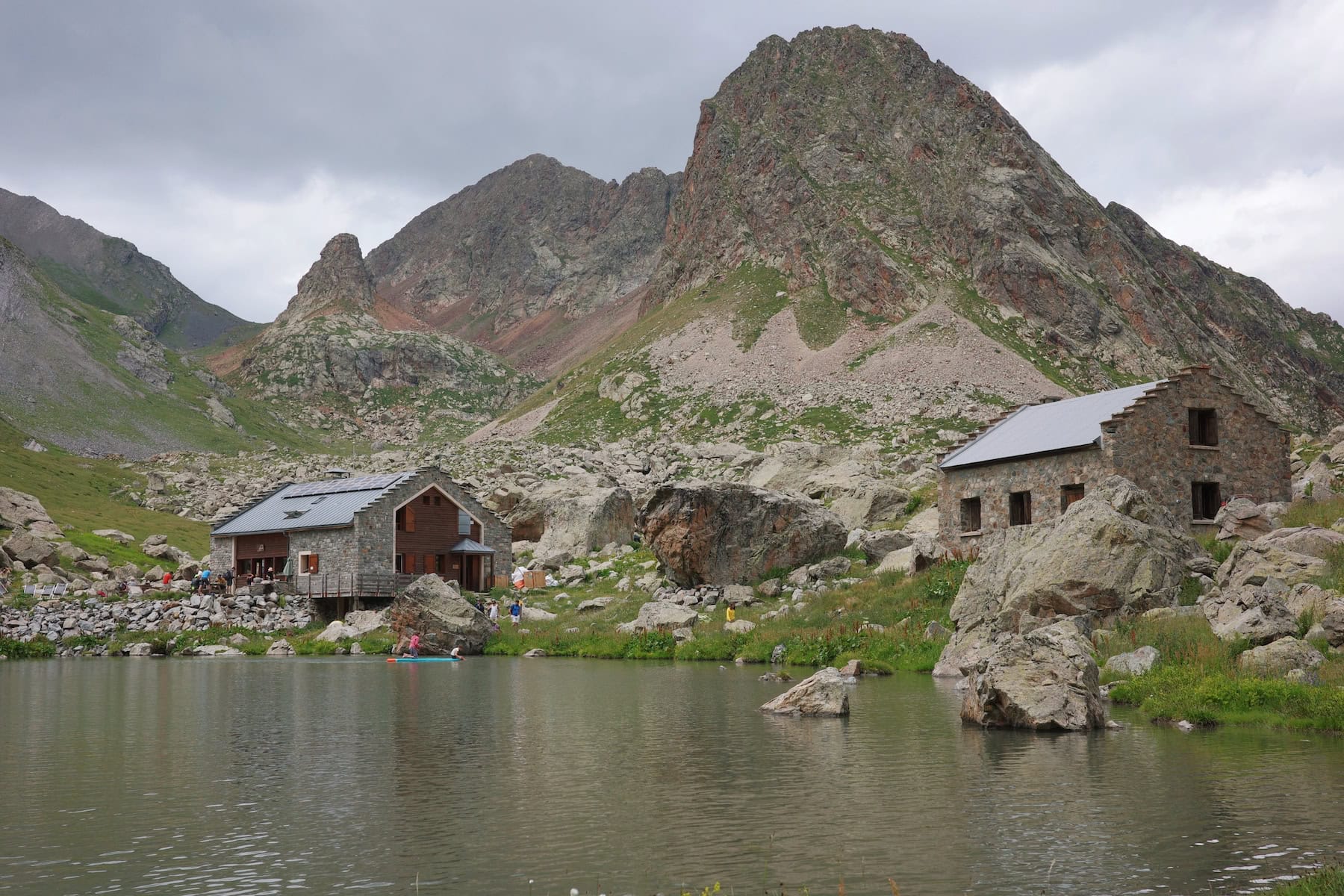 Refuge du Vallonpierre on the water